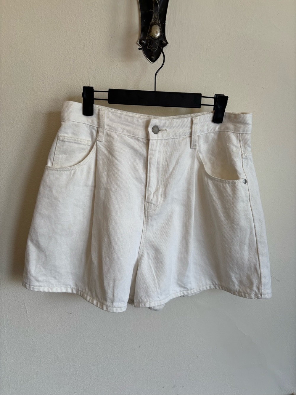 White denim high waisted short